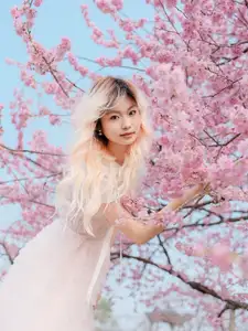 YiTuYu Art Language Vol.8665: Ten Ten's Radiant Beauty Amidst Cherry Blossoms - Captivating Spring Portrait-9