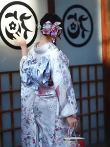 Viet Phuong Thoa: Enchanting Beauty in Traditional Japanese Kimono.-7