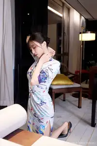 XiuRen No.10741 Yue Er Yue Er: Elegant Asian Charm in Modern Cheongsam Amidst City Night-45