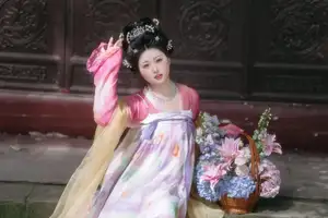 YiTuYu Vol.8697: Zi Xiao Xun – Elegant Hanfu Beauty Blooms in a Timeless Garden Scene-14