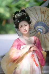 YiTuYu Vol.8697: Zi Xiao Xun – Elegant Hanfu Beauty Blooms in a Timeless Garden Scene-16