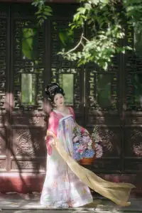 YiTuYu Vol.8697: Zi Xiao Xun – Elegant Hanfu Beauty Blooms in a Timeless Garden Scene-18