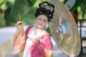 YiTuYu Vol.8697: Zi Xiao Xun – Elegant Hanfu Beauty Blooms in a Timeless Garden Scene-4