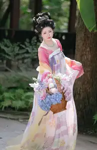 YiTuYu Vol.8697: Zi Xiao Xun – Elegant Hanfu Beauty Blooms in a Timeless Garden Scene-7
