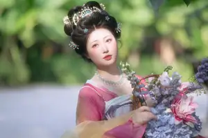 YiTuYu Vol.8697: Zi Xiao Xun – Elegant Hanfu Beauty Blooms in a Timeless Garden Scene-2