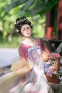 YiTuYu Vol.8697: Zi Xiao Xun – Elegant Hanfu Beauty Blooms in a Timeless Garden Scene-12