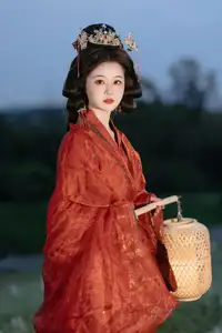 Timeless Elegance YiTuYu Vol8656 Yun An Traditional Beauty with Lantern at Dusk-7