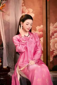 Quynh Kool's Sweet Beauty: Graceful in Traditional Ao Dai-4