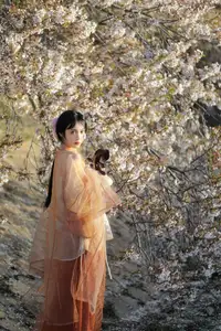 Jian Ying Tao Nai: Elegant Asian Muse Amidst Spring Blossoms - YiTuYu Art Language Vol.8617-9