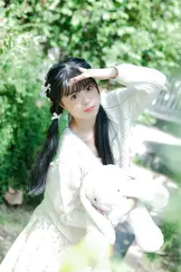 Yi Zhi Nuan Nuan's Poetic World: Dreamy Muse in a Green Garden YiTuYu Vol.8651-2