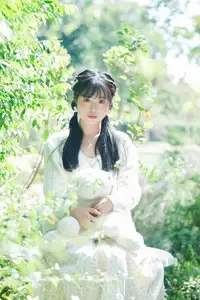 Yi Zhi Nuan Nuan's Poetic World: Dreamy Muse in a Green Garden YiTuYu Vol.8651-3