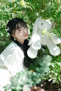 Yi Zhi Nuan Nuan's Poetic World: Dreamy Muse in a Green Garden YiTuYu Vol.8651-17