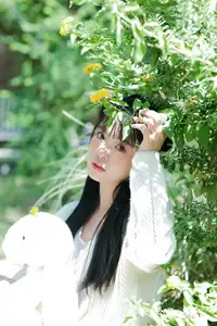 Yi Zhi Nuan Nuan's Poetic World: Dreamy Muse in a Green Garden YiTuYu Vol.8651-5