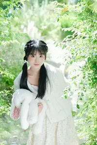 Yi Zhi Nuan Nuan's Poetic World: Dreamy Muse in a Green Garden YiTuYu Vol.8651-21