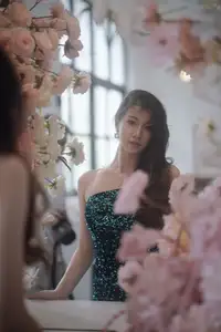 Dva Shines in Sparkling Emerald Dress: Captivating Fashion Portrait - YiTuYu Vol.8640-19