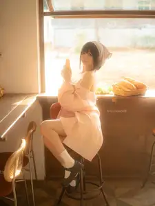 Discover the Sweet Charm of Coser NAGISA in New Photoshoot Part01: Adorable Moments in a Cozy Setting.-6
