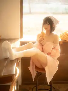 Discover the Sweet Charm of Coser NAGISA in New Photoshoot Part01: Adorable Moments in a Cozy Setting.-4