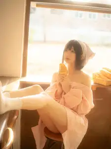 Discover the Sweet Charm of Coser NAGISA in New Photoshoot Part01: Adorable Moments in a Cozy Setting.-1