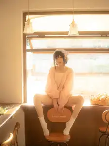 Discover the Sweet Charm of Coser NAGISA in New Photoshoot Part01: Adorable Moments in a Cozy Setting.-5