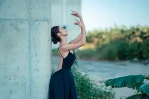 YiTuYu Vol.8671: Duo Duo – Graceful Charm and Pensive Moments in Nature-6