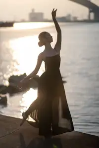 YiTuYu Vol.8671: Duo Duo – Graceful Charm and Pensive Moments in Nature-13