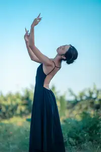 YiTuYu Vol.8671: Duo Duo – Graceful Charm and Pensive Moments in Nature-16