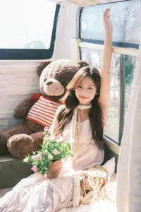 YiTuYu Vol.8678: Chickkii's Radiant Charm Bathed in Golden Sunlight and Natural Artistry-17