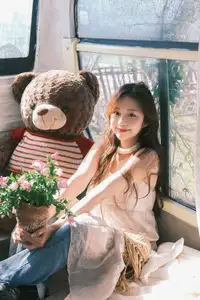 YiTuYu Vol.8678: Chickkii's Radiant Charm Bathed in Golden Sunlight and Natural Artistry-5