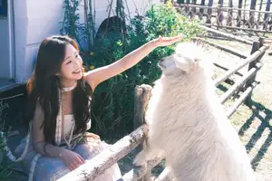 YiTuYu Vol.8678: Chickkii's Radiant Charm Bathed in Golden Sunlight and Natural Artistry-18