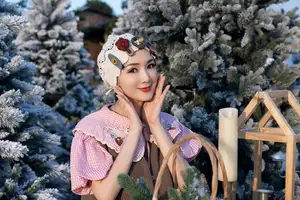 Giang My: Ageless U55 Beauty Shines Bright Celebrating Christmas Amidst Snowy Scenery-9