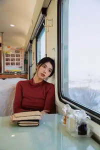 YiTuYu Vol.8622 He Zi: A Muse Bathed in Dreamy Golden Light-27