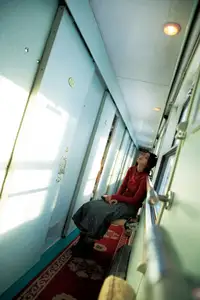 YiTuYu Vol.8622 He Zi: A Muse Bathed in Dreamy Golden Light-24