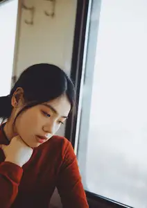 YiTuYu Vol.8622 He Zi: A Muse Bathed in Dreamy Golden Light-19