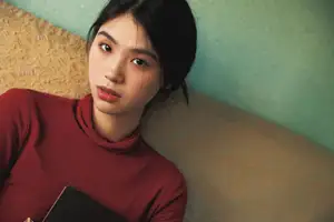 YiTuYu Vol.8622 He Zi: A Muse Bathed in Dreamy Golden Light-0