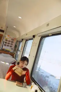 YiTuYu Vol.8622 He Zi: A Muse Bathed in Dreamy Golden Light-11