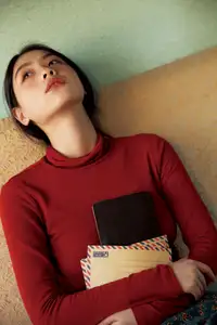 YiTuYu Vol.8622 He Zi: A Muse Bathed in Dreamy Golden Light-17