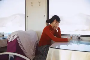 YiTuYu Vol.8622 He Zi: A Muse Bathed in Dreamy Golden Light-9