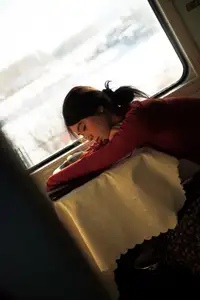 YiTuYu Vol.8622 He Zi: A Muse Bathed in Dreamy Golden Light-21