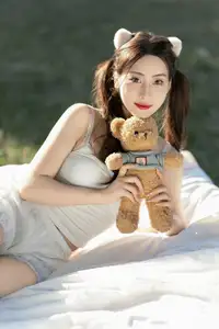 YiTuYu Vol.8613: Yi Bao's Charming Outdoor Relaxation with a Teddy Bear-11