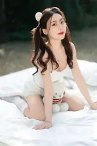 YiTuYu Vol.8613: Yi Bao's Charming Outdoor Relaxation with a Teddy Bear-17