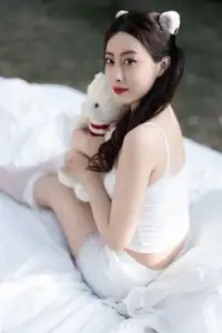 YiTuYu Vol.8613: Yi Bao's Charming Outdoor Relaxation with a Teddy Bear-20