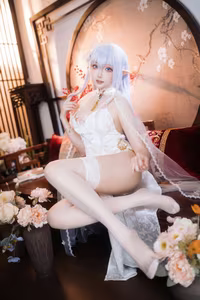 Coser Guaxi Jiang Transforms into Ethereal Albion Qipao Fairy - Captivating Fantasy Cosplay Beauty-2