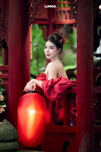 Elegant Asian Woman in Red Traditional Attire with Lantern, showcasing captivating beauty <<1000018921.jpg>>-0