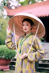 VGU No.183: Admire the Elegant Beauty of Vietnamese Women in Ao Dai and Conical Hat Amidst Nature-3