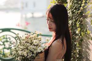 VGU No.48: Nét Dịu Dàng Cô Gái Việt Bên Bó Cúc Họa Mi Thanh Khiết-1