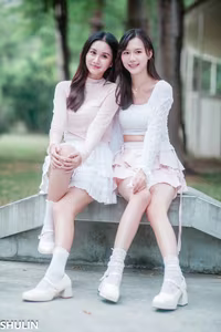 VGU No.75: Elegant Youthful Fashion A Charming Duo's Stylish Summer Look-0