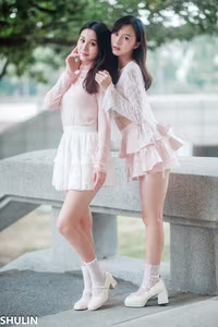 VGU No.75: Elegant Youthful Fashion A Charming Duo's Stylish Summer Look-1