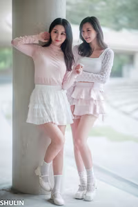 VGU No.75: Elegant Youthful Fashion A Charming Duo's Stylish Summer Look-2