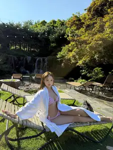 Huyen Baby flaunts 'jade goddess' figure radiant on luxurious getaway-8