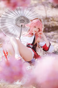Coser Guaxi Jiang Transforms into Yae Miko Genshin Impact: Enchanting Beauty Amidst Sakura-15
